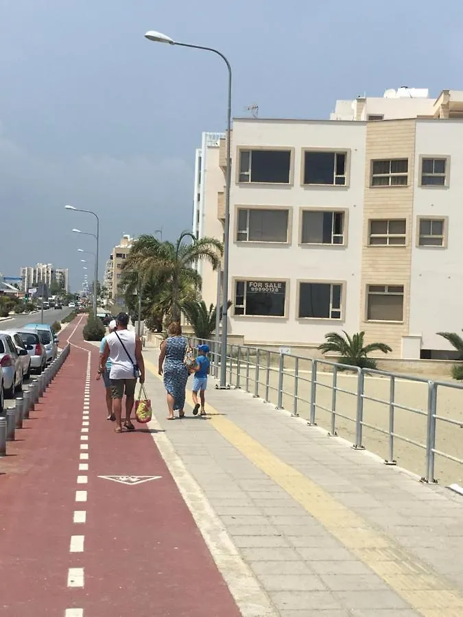 Larnaca Beach Apartment 1A Cypern