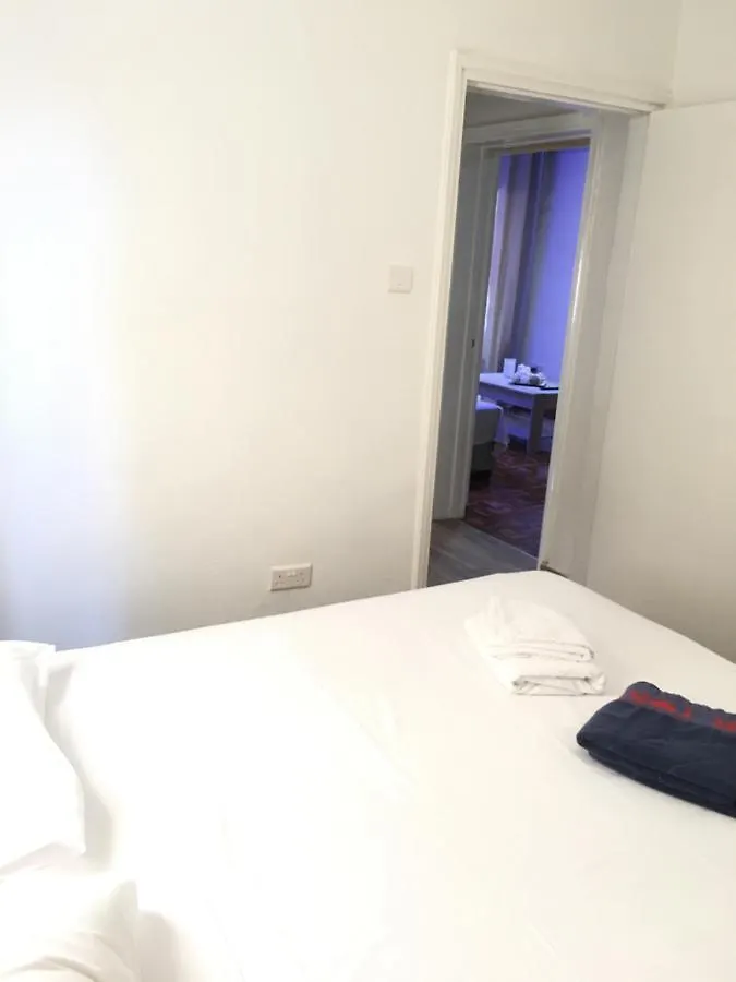 Larnaca Beach Apartment 1A Cypern